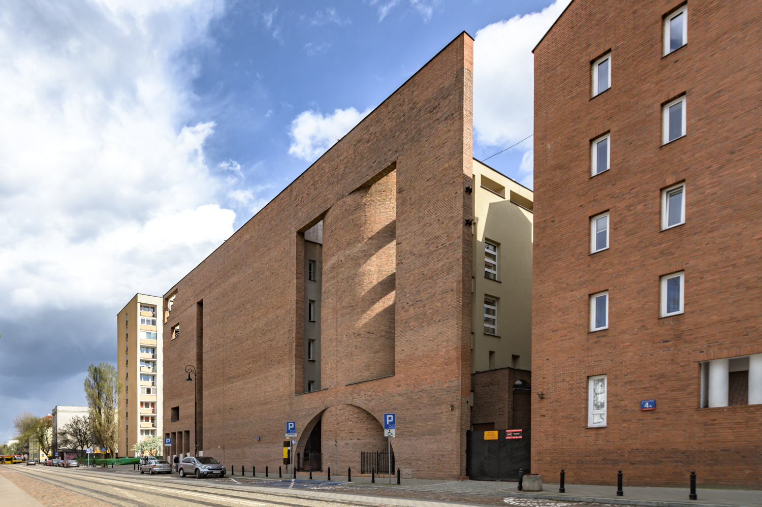 Zdjęcie architektury budynku Dom Pomocy Społecznej im. św. Brata Alberta